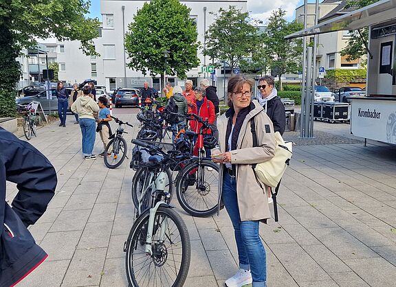 Auf dem Markt bildete sich eine lange Schlange