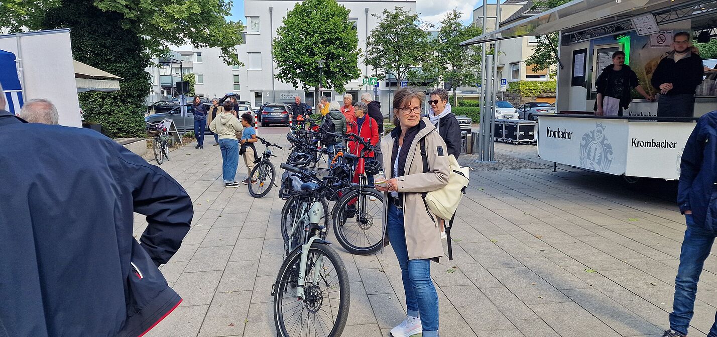 Auf dem Markt bildete sich eine lange Schlange Auf dem Markt bildete sich eine lange Schlange