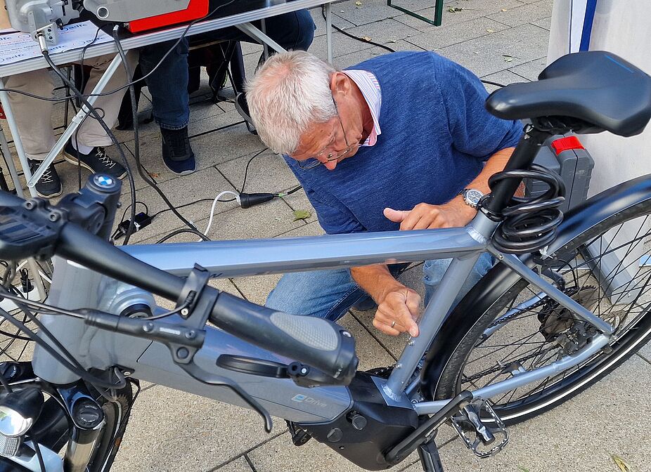Rainer ermittelt die Rahmennummer Rainer ermittelt die Rahmennummer