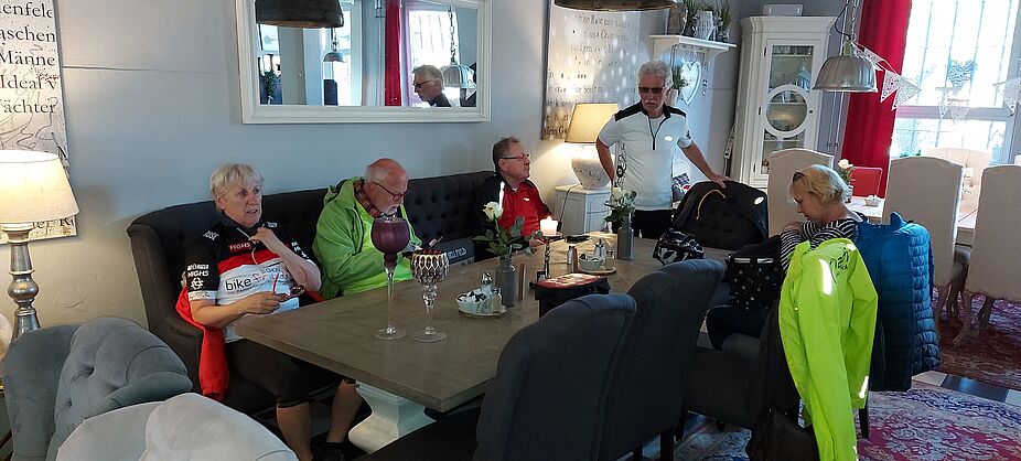 fertig machen für Kaffee und Kuchen