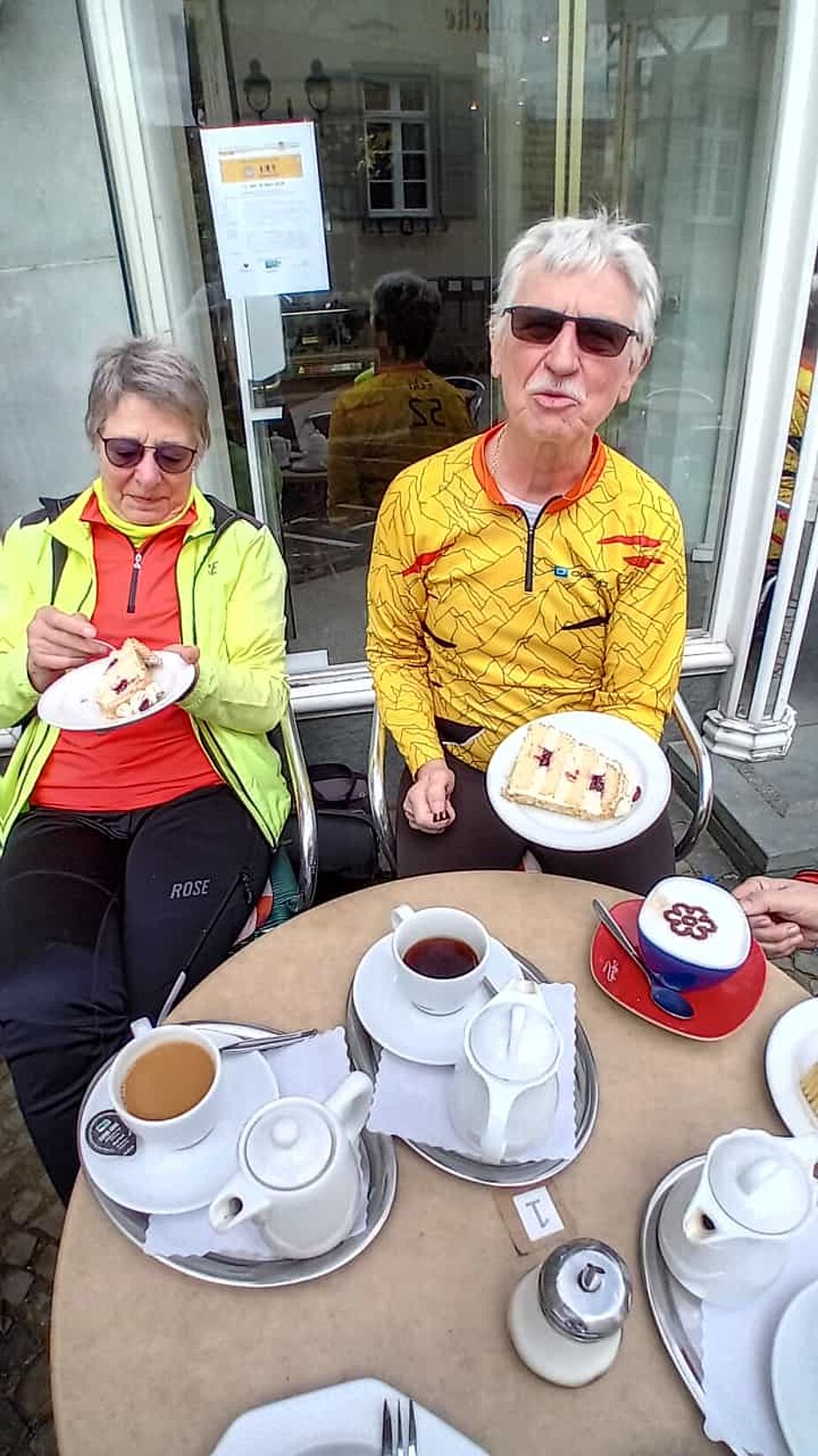 Ihnen schmeckt der Kuchen Ihnen schmeckt der Kuchen