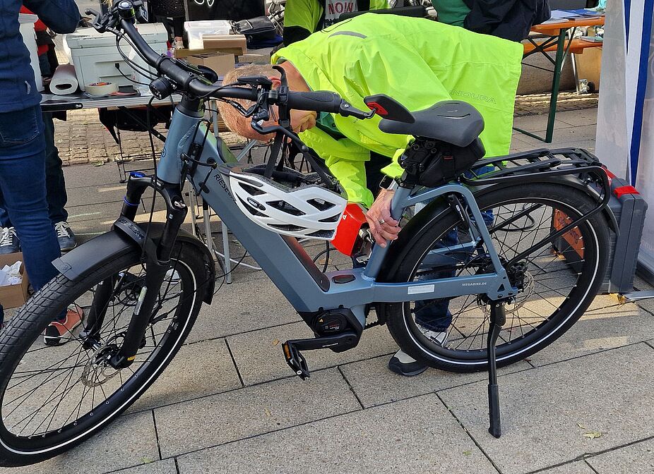 Gerd graviert die Daten in den Rahmen Gerd graviert die Daten in den Rahmen