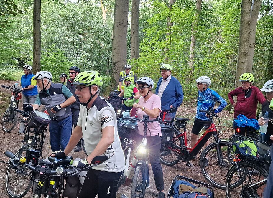 ...alle hören zu...