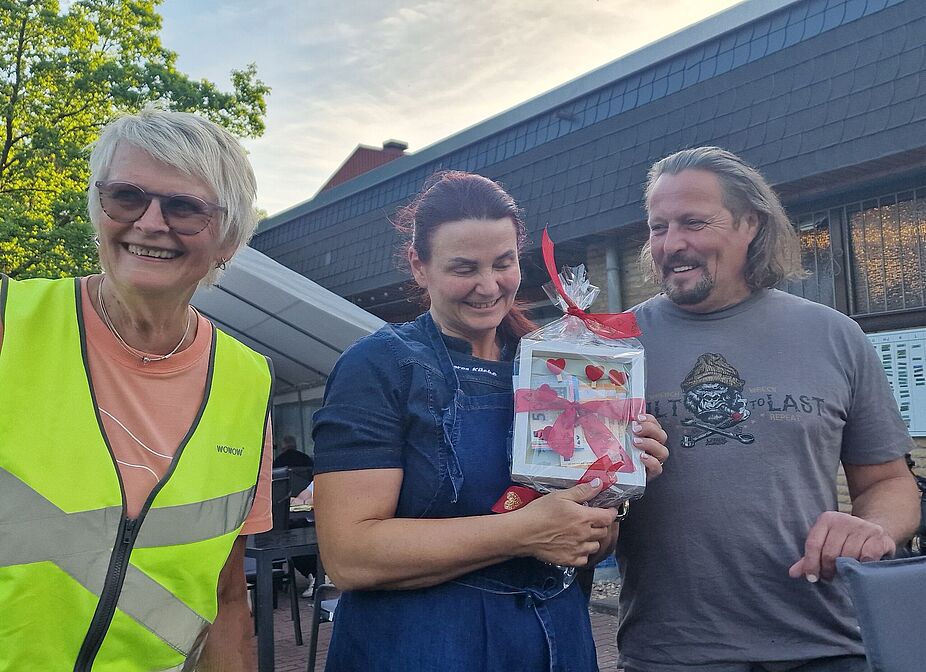 Doris überreicht unser Geschenk Doris überreicht unser Geschenk