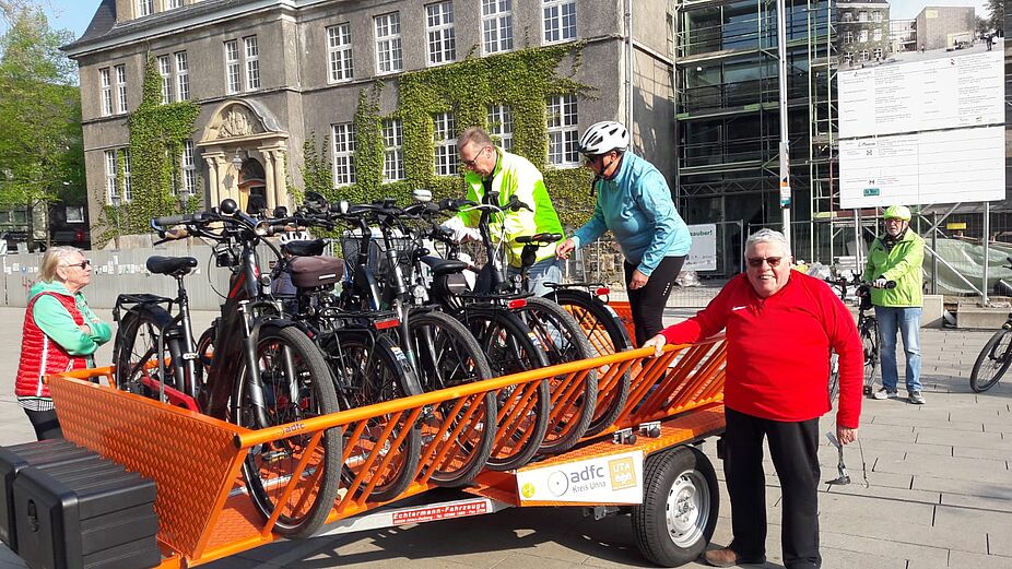 Fahrradtransporter wird beladen