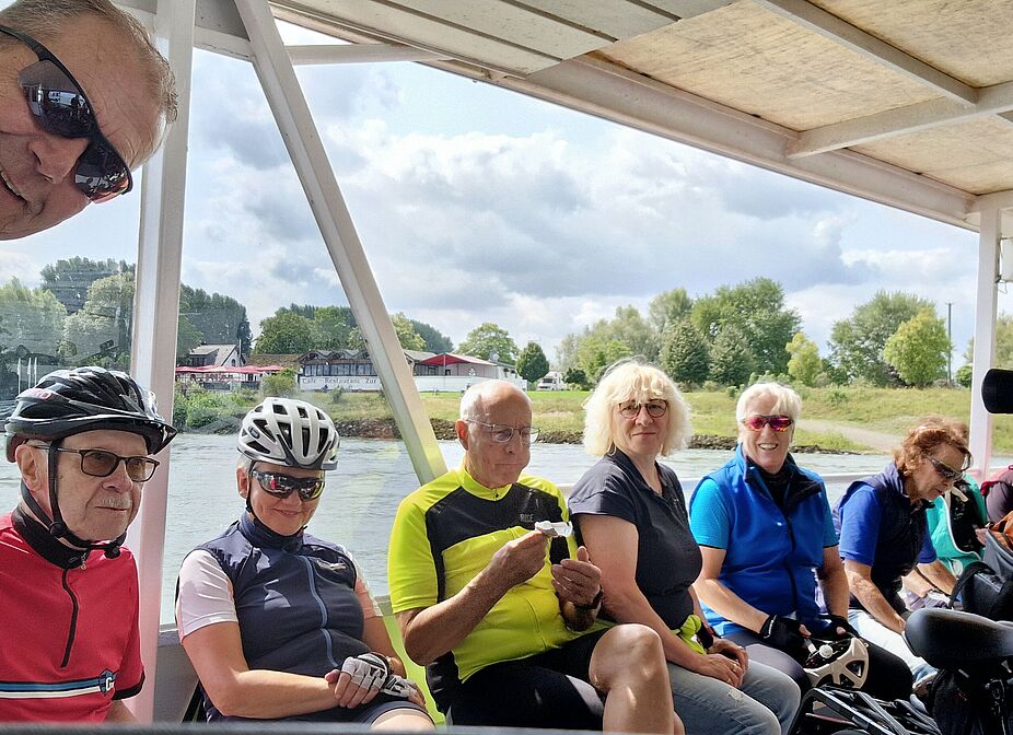 Fahrt mit der Fähre über den Rhein