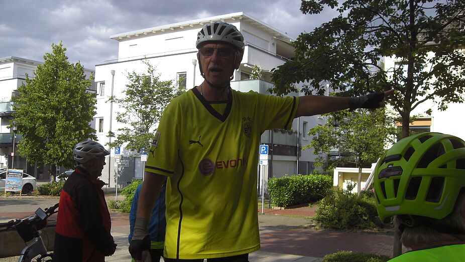 Eckhard weist die Gruppe ein