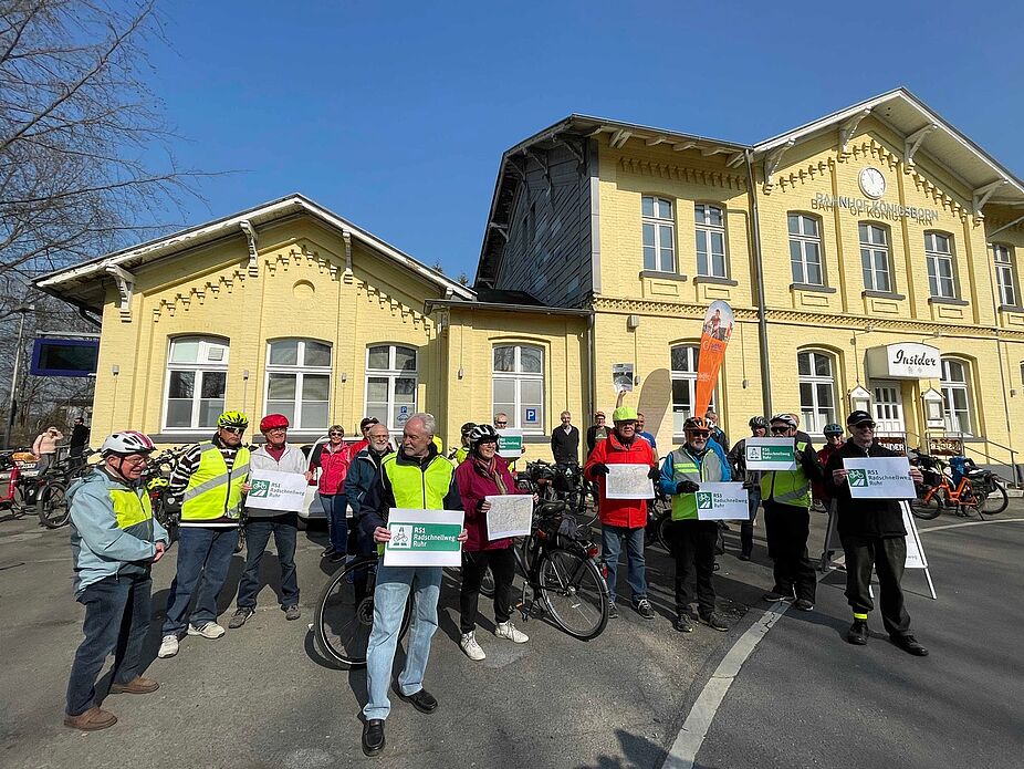 Radfahrende demonstrieren vor dem Bahnhof Königsborn