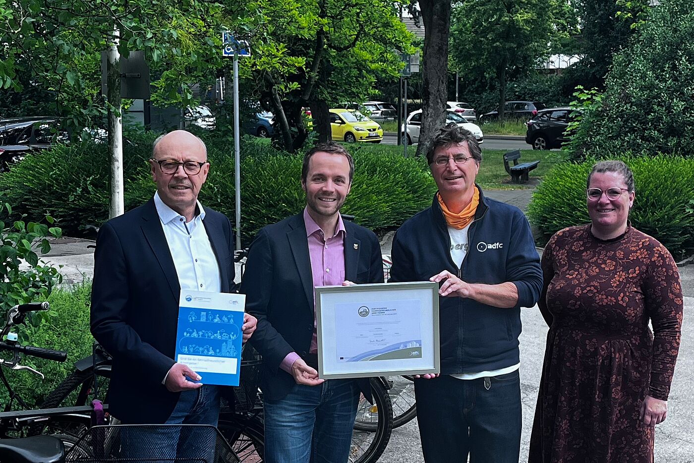Zertifikatsübergabe (Silber) an die Stadt Waltrop mit Vertreter:innen der Stadt und des ADFC