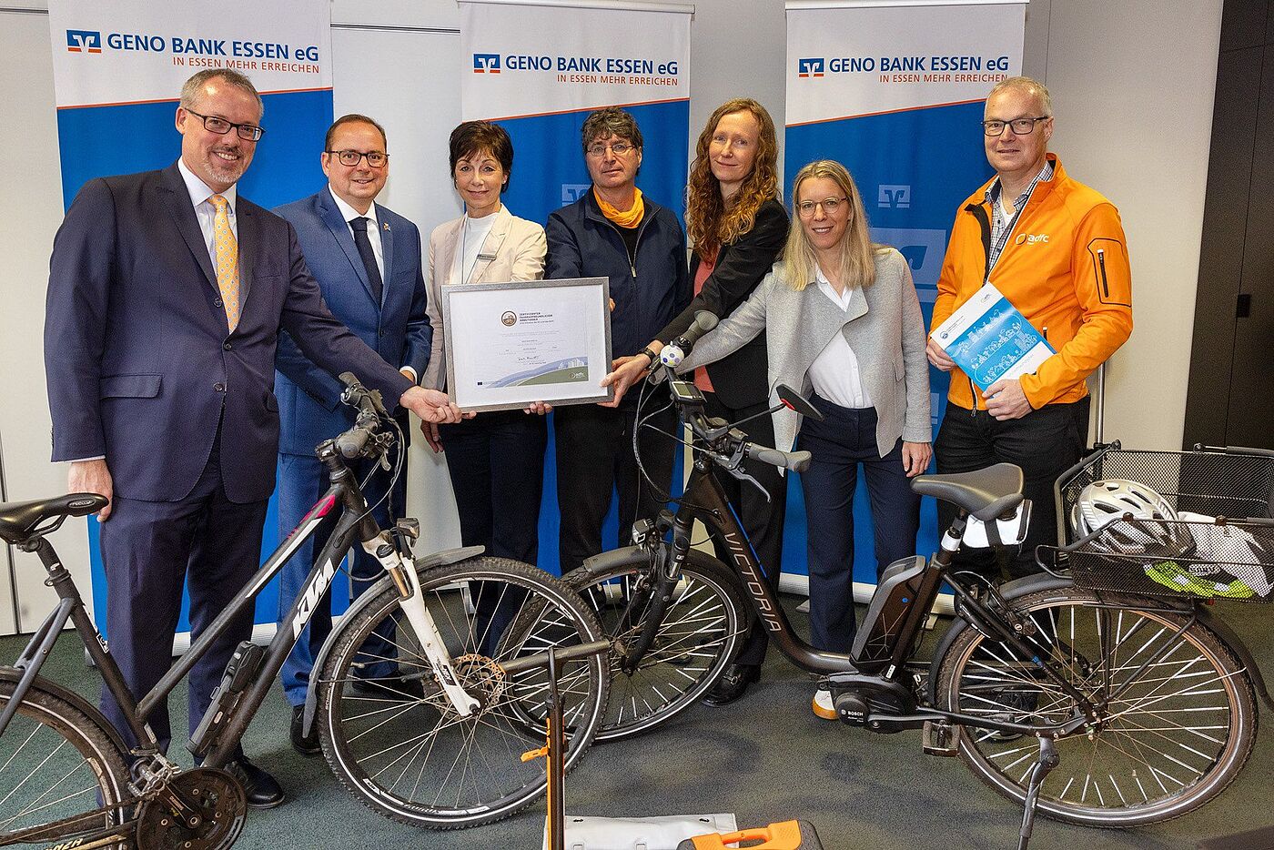 Die Übergabe des Zertifikats in Gold an die GENO Bank Essen eG. Von links: Stefan Sperlbaum (Vorstand GENO Bank), Thomas Kufen (Oberbürgermeister Stadt Essen), Marion Seidelmann (Radverkehrskoordinatorin), Andreas K. Bittner (ADFC Projekt "Fahrradfreundlicher Arbeitgeber), Ingrid Hibbard (Bereichsleiterin Unternehmenssteuerung), Eva Harm (Wirtschaftsförderung Essen) und Marc Zietan (Landesvorstand ADFC NRW).