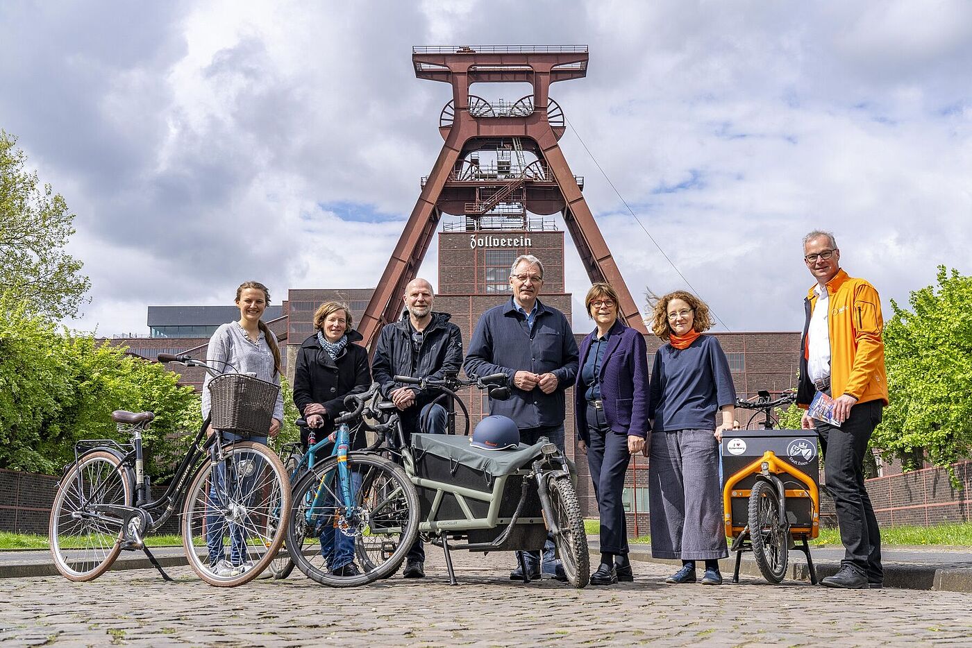 Zu sehen sind v.l.n.r.: Anna Ehlert, Julia Rode und Andreas Schwarz (Radkoordinierende Stiftung Zollverein), Prof. Dr. Hans-Peter Noll (Vorstandsvorsitzender Stiftung Zollverein), Simone Raskob (Geschäftsbereichsvorständin 6, Umwelt, Verkehr und Sport), Susanne Niemann (Mitglied Landesvorstand ADFC Nordrhein-Westfalen) sowie Marc Zietan (Vorsitzender ADFC Essen).