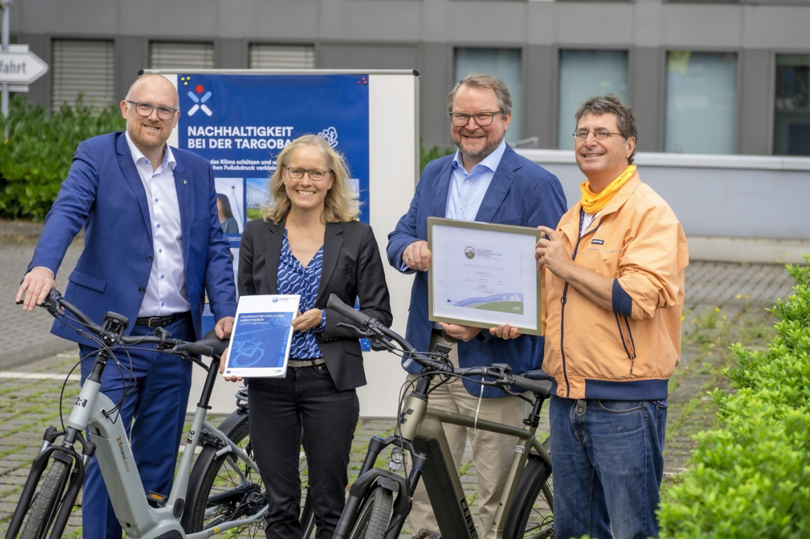 Sören Link, Oberbürgermeister der Stadt Duisburg, Tine Vogt und Michael Bremenkämper, Ressortleitung Kundencenter Duisburg, Andreas K. Bittner ADFC "Fahrradfreundlicher Arbeitgeber"
