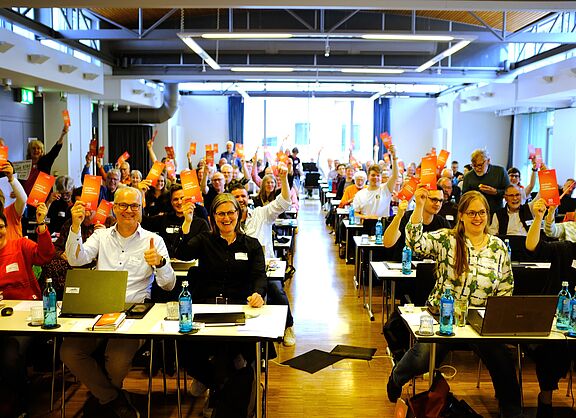 Die Delegierten jubeln zum Kampagnenstart bei der Landesversammlung 2026 am 18. April 2026 in Münster.