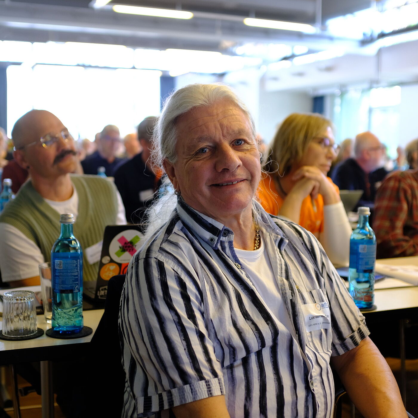 Ein Mann lächelt in die Kamera. 