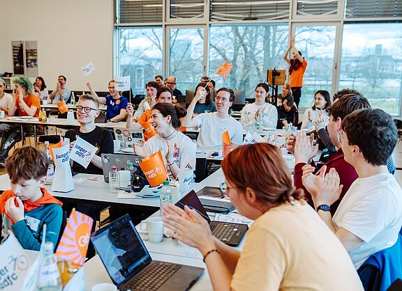 Die Teilnehmenden der Landesjugendversammlung 2026 applaudieren nach einem Wahlgang.