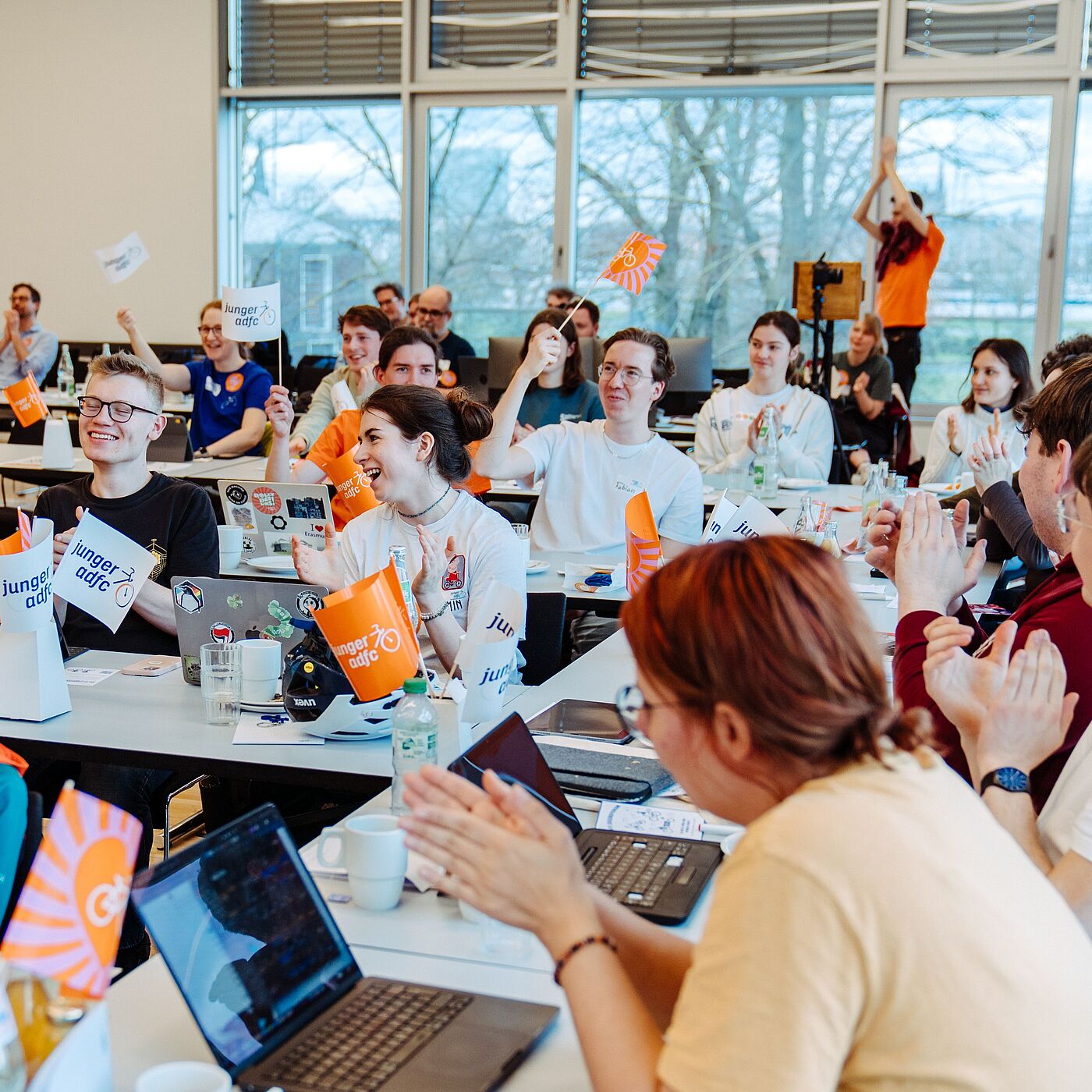 Die Teilnehmenden der Landesjugendversammlung 2026 applaudieren nach einem Wahlgang.