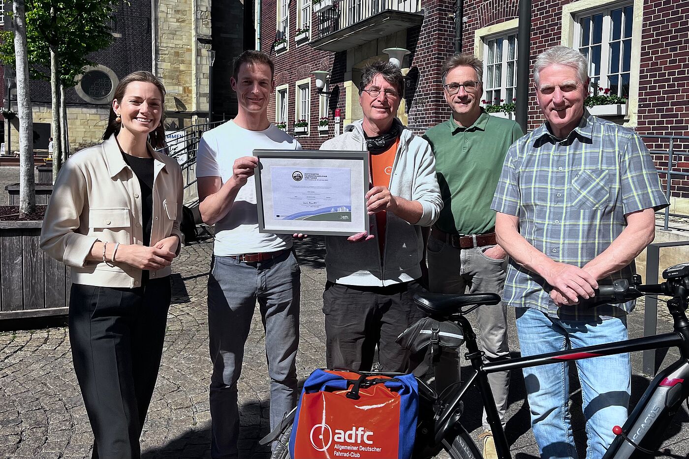 Die Übergabe des Zertifikats in Gold an die Stadt Coesfeld erfolgte am 12. Mai 2025. v. l. n. r. Eliza Diekmann (Bürgermeisterin Stadt Coesfeld), Thomas Külper (Radverkehrskoordinator Coesfeld), Andreas K. Bittner (ADFC Projekt "Fahrradfreundlicher Arbeitgeber"), Holger Ludorf, Teamleiter Stadt- und Verkehrsplanung Coesfeld) und Ludger Rütter (Ortsgruppensprecher ADFC Coesfeld)