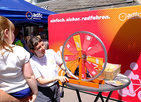einfach. sicher. radfahren. Kampagne des ADFC NRW für mehr Verkehrssicherheit. Der ADFC im Gespräch mit Eltern und Kindern. Eine Forderung des ADFC sind sichere Schulwege. 