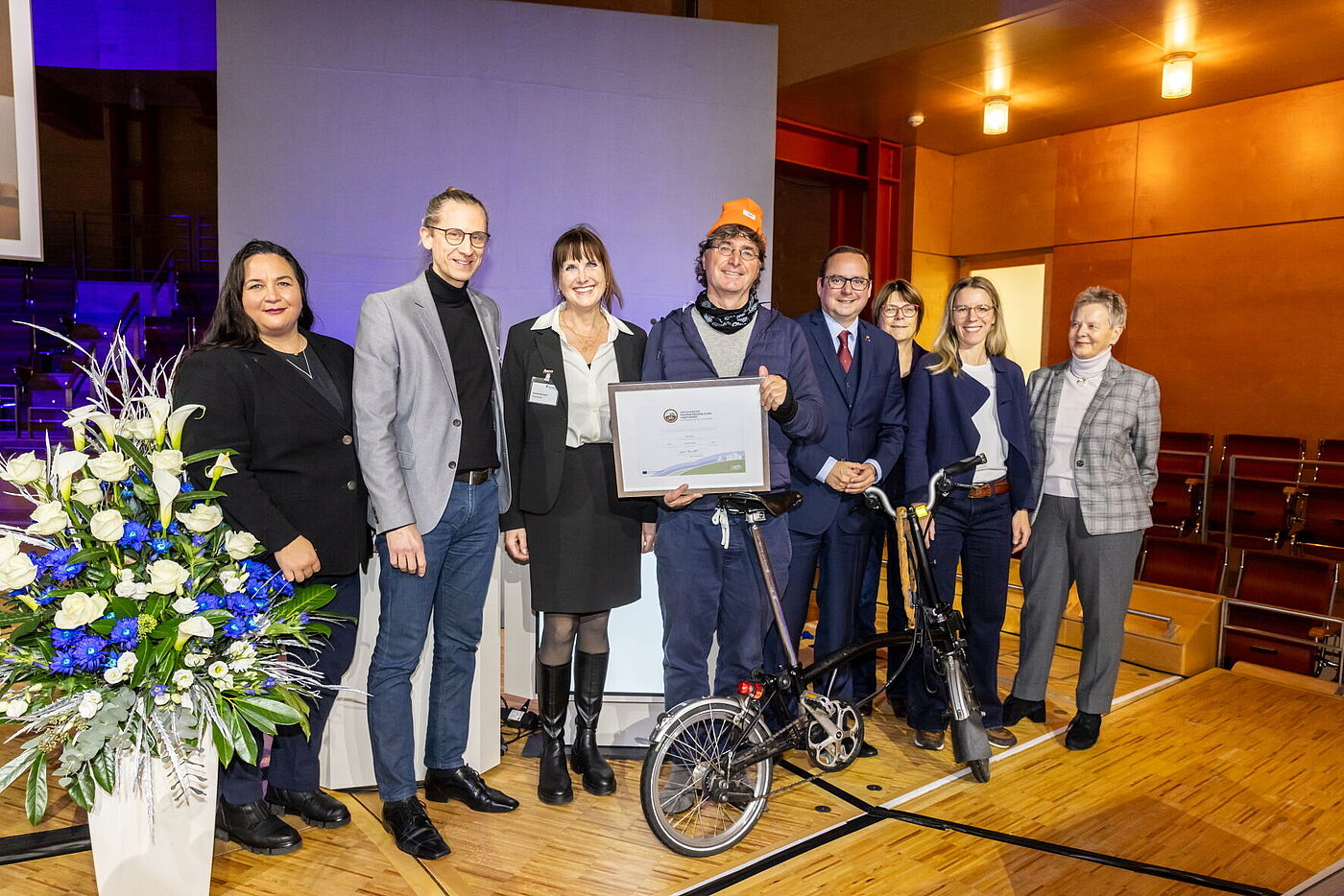 Zertifikatsübergabe "Fahrradfreundlicher Arbeitgeber" in Gold an den Ruhrverband Essen am 6. Dezember 2024 bei der Verbandsversammlung in Essen, v.l. Carolin-Beate Fieback Personalvorständin Ruhrverband), Christian Horn und Andrea Baumgart Radverkehrskoordinatoren Ruhrverband), Andreas K. Bittner (ADFC Projekt "Fahrradfreundlicher Arbeitgeber"), Thomas Kufen (Oberbürgermeister Stadt Essen und Verbandsratsvorsitzender Ruhrverband), Simone Raskob (Dezernentin Mobilität und Umwelt Stadt Essen), Eva Harm (Essener Wirtschaftsförderung), Margret Schulte (Grüne Hauptstadt Agentur Essen)