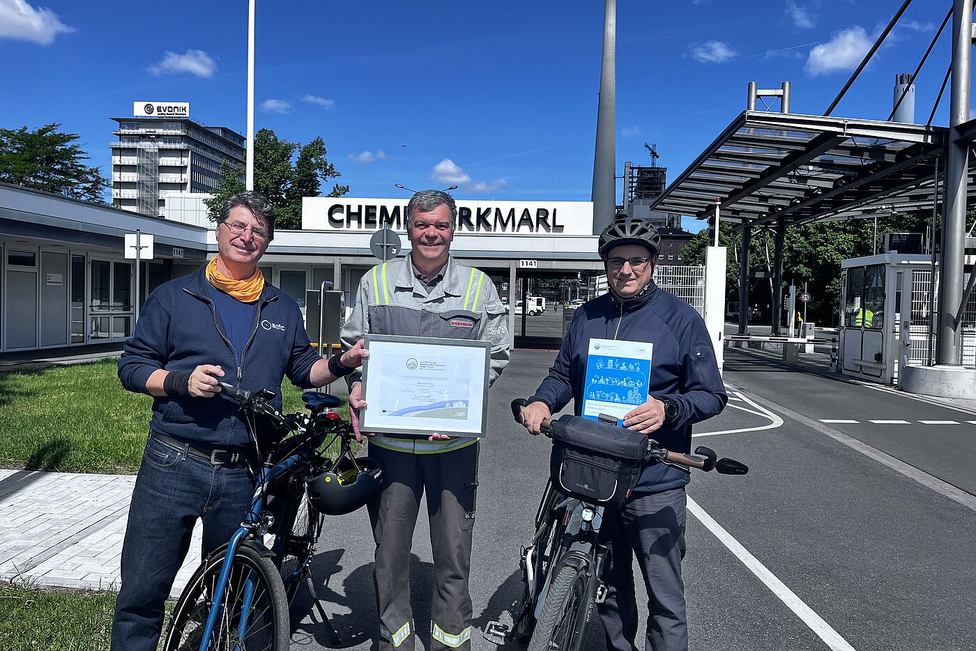 v.l. Andreas K. Bittner (ADFC Projekt "Fahrradfreundlicher Arbeitgeber"), Stefan Koch (Radverkehrskoordinator Eastman, ADFC Marl – Mit-Initiator des dortigen Radentscheids), Patrick Berner (Kreisverbandsvorsitzender ADFC Vest Recklinghausen und Vorstandsmitglied ADFC NRW)