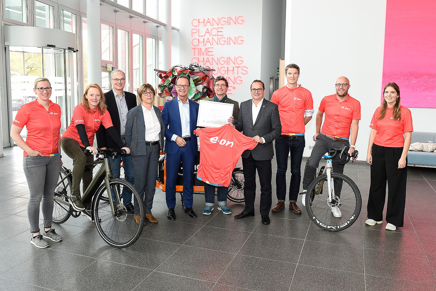 Zertifikat "Fahrradfreundlicher Arbeitgeber" für EON SE, re-zertifiziert wurde die Zentrale am Brüsseler Platz in Essen. 