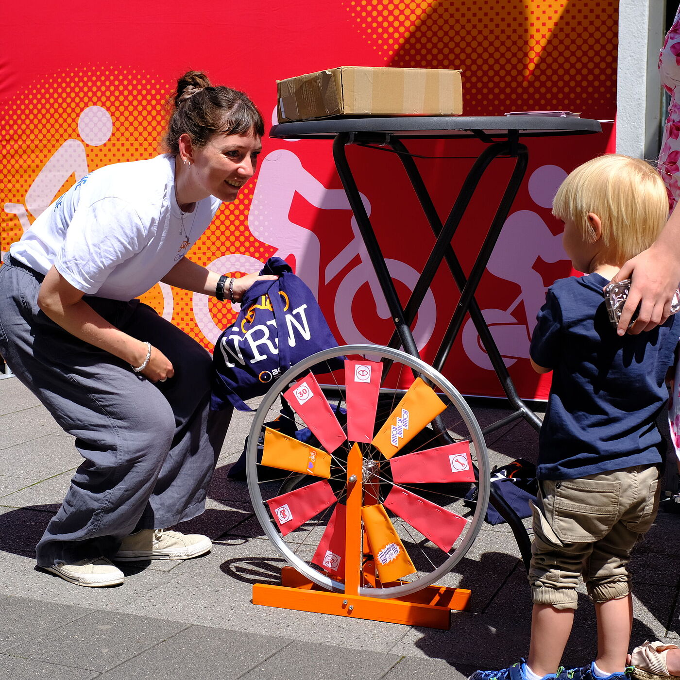 einfach. sicher. radfahren. Kampagne des ADFC NRW für mehr Verkehrssicherheit. Der ADFC im Gespräch mit Eltern und Kindern. Eine Forderung des ADFC sind sichere Schulwege. 