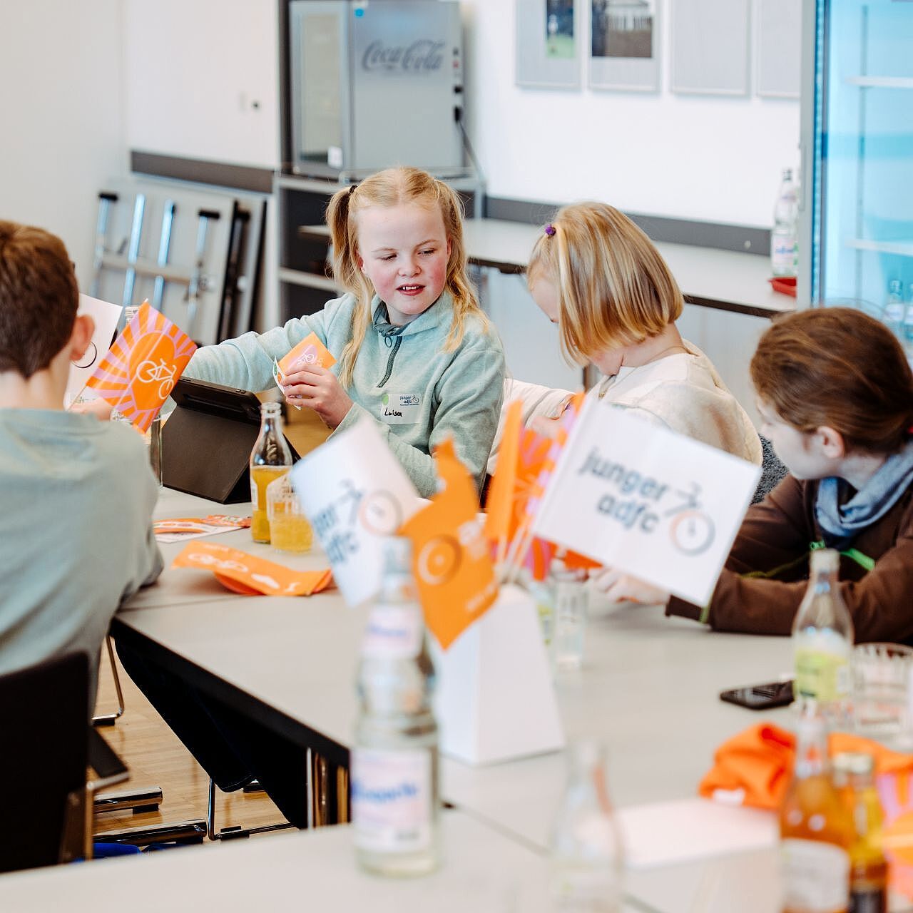 Junge Teilnehmende tauschen sich aus bei der Landesjugendversammlung 2026.
