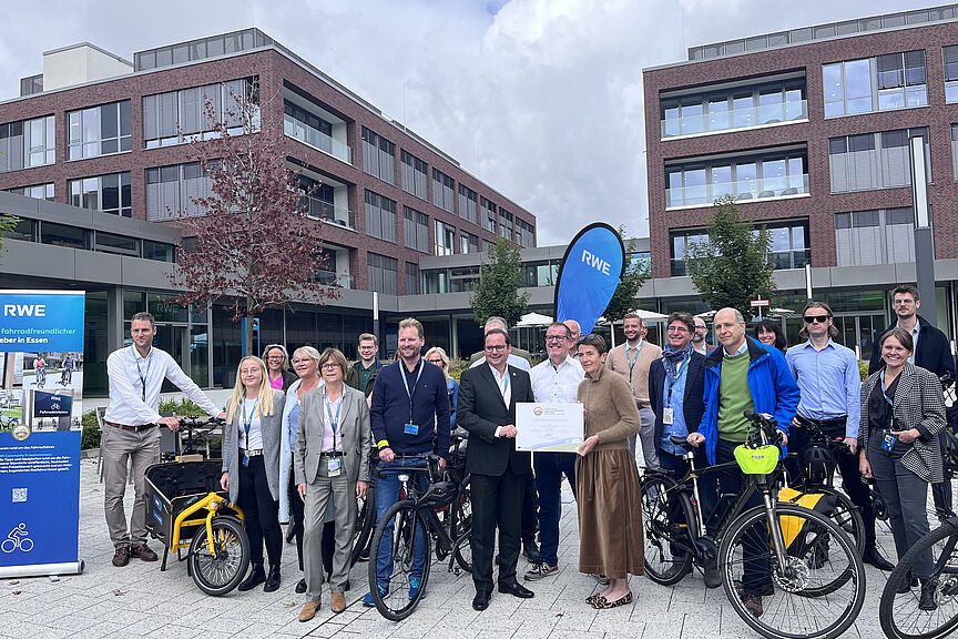 RWE Campus Essen  Fahrradfahrende vor einem Firmengebäude
