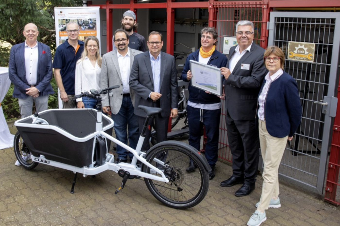 Zertifikatsübergabe Kolping Berufsbildungswerk Essen am 29. August 2024 zum Fahrradfreundlicher Arbeitgeber (Silber). v.l. Olaf Poch (Grüne Hauptstadt Agentur, Essen), Marc Zietan (Vorsitzender ADFC Essen), Eva Harm (Essener Wirtschaftsförderung, EWG), Martin-Axel Bruckmann (Ausbildungsleiter Kolping), Stefan Kirsch (Radverkehrskoordinator Kolping), Thomas Kufen (Oberbürgermeister Stadt Essen), Andreas K. Bittner (ADFC Projekt "Fahrradfreundlicher Arbeitgeber"), Simone Raskob (Geschäftsbereichsvorständin für Umwelt, Verkehr und Sport der Stadt Essen).