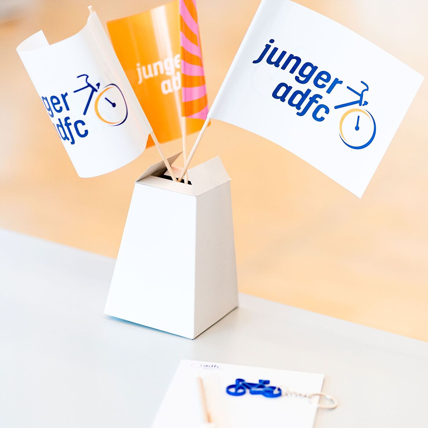 Fähnchen des Jungen ADFC schmücken die Tische bei der 1. Landesjugendversammlung 2026.