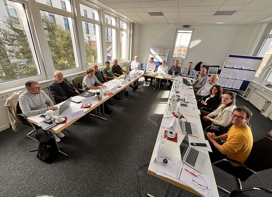 2026_10_08_AK_Radverkehrssicherheit_3_ADFC_NRW Das dritte Treffen des Arbeitskreis Radverkehrssicherheit im Rahmen der Initiative #sicherimStraßenverkehr hat am 8.10.2026 in der Landesgeschäftsstelle des ADFC NRW stattgefunden. Auf dem Bild sind 15 Personen zu sehen die im U sitzen.