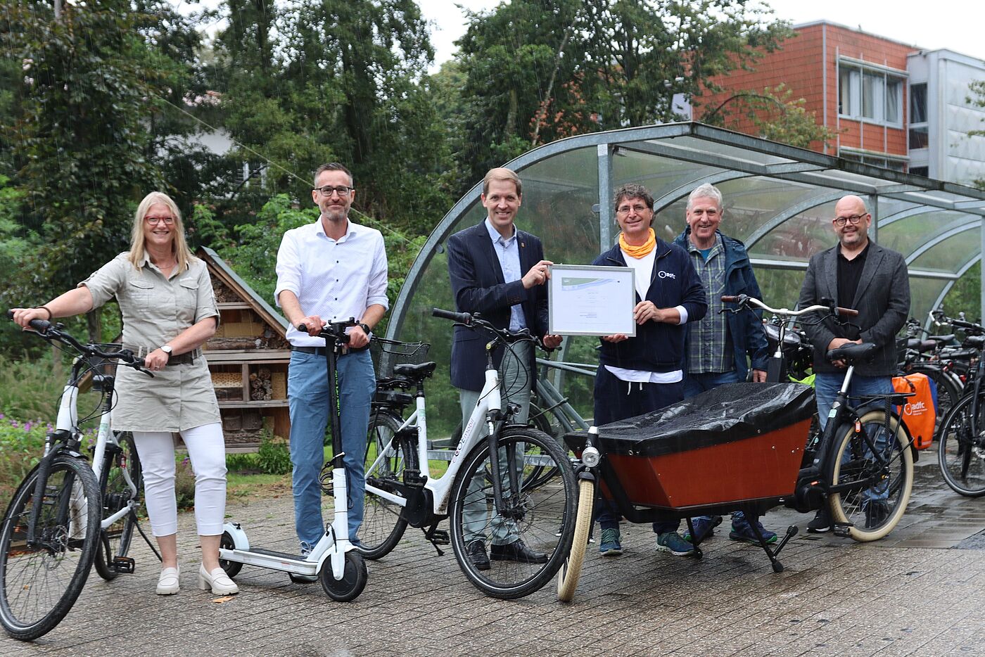 Kreis Coesfeld Zertifikatsübergabe, von links: Jutta Grotke (Abteilungsleiterin Finanzen und Liegenschaften), Matthias Raabe (Regionalund Kreisentwicklung, Radverkehrskoordinator), Landrat Dr. Christian Schulze Pellengahr, Andreas K. Bittner (ADFC, Projekt "Fahrradfreundlicher Arbeitgeber"), Ludger Rütter (ADFC Coesfeld).