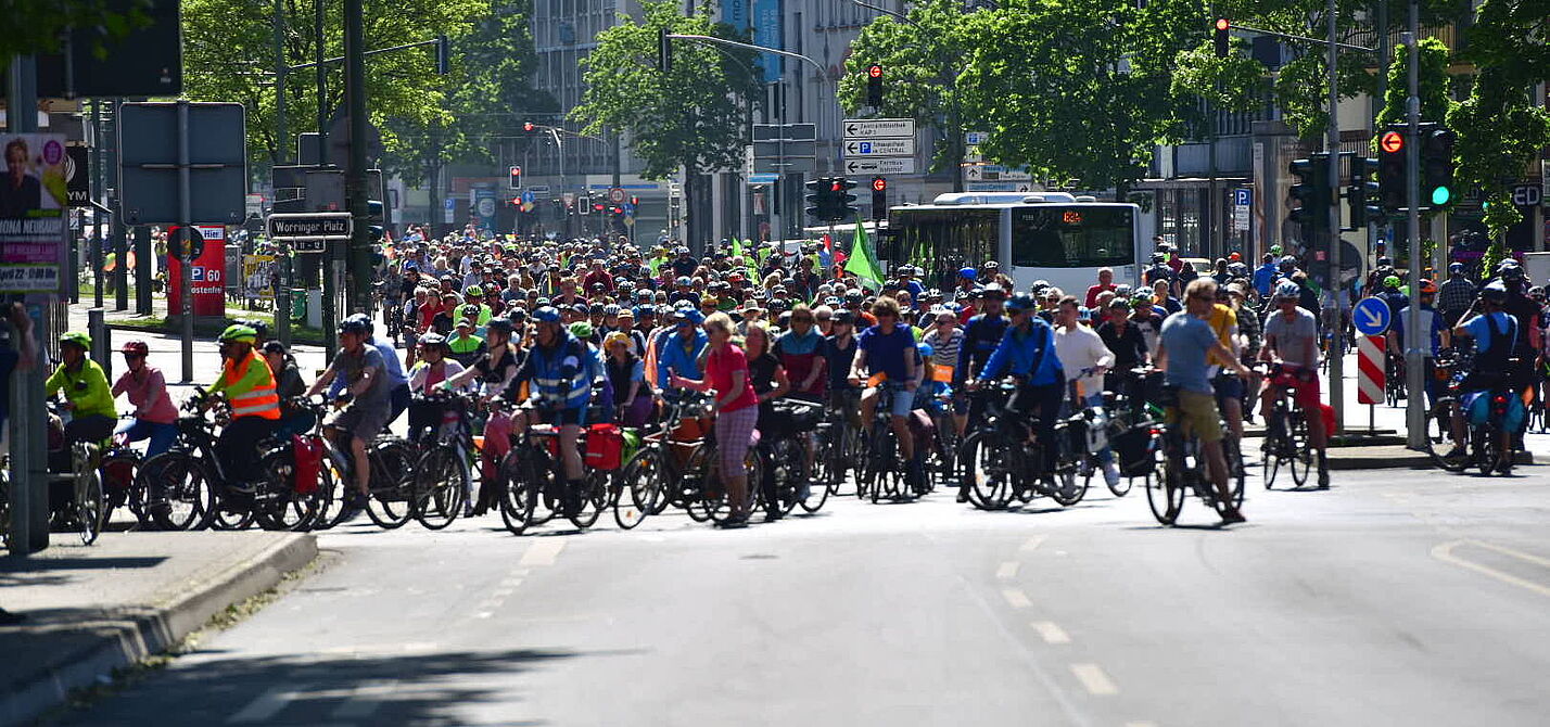 Sternfahrt 2022 in Düsseldorf Tausende Radfahrende auf einer Straße in Düsseldorf bei der ADFC Sternfahrt 2022