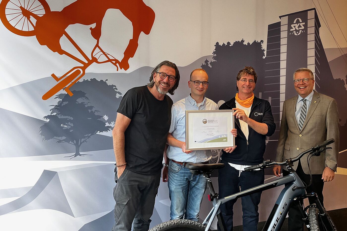 Zertifikatsübergabe "Fahrradfreundlicher Arbeitgeber" an SKS-Unternehmensgruppe (SKS metaplast Scheffer-Klute GmbH), re-zertifiziert in Gold Sundern (Sauerland) am 20. August 2024.  v.l. Michael Beste (Geschäftsführer SKS-Unternehmensgruppe), Christoph Hillebrand (Radverkehrskoordinator SKS), Andreas K. Bittner (ADFC, "Fahrradfreundlicher Arbeitgeber") und Josef Levermann (kaufmännischer Leiter SKS)