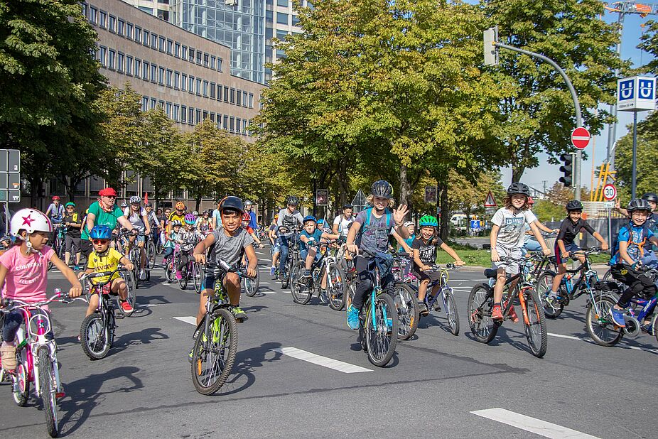 Kidical Mass 2020 viele Kinder fahren zusammen auf der Straße mit dem Fahrrad