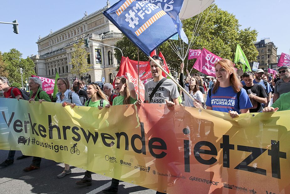 Rebecca Peters auf Demo zur Verkehrswende IAA-Demo am 14. September 2019 unter dem Motto Verkehrswende jetzt mit Rebecca Peters (blaues Shirt).