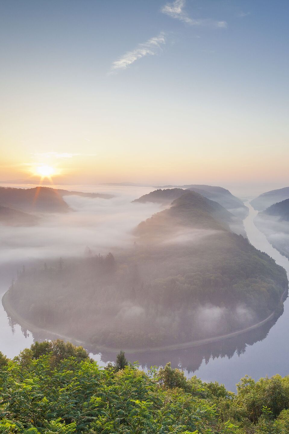 Spektakuläre Aussicht auf die Saarschleife. Saarschleife: Flussschleife in herbstlicher Landschaft