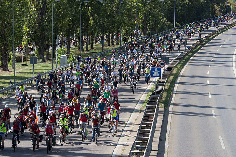 IAA-Radsternfahrt 2019  IAA-Radsternfahrt 2019 Radfahrende auf Autobahn