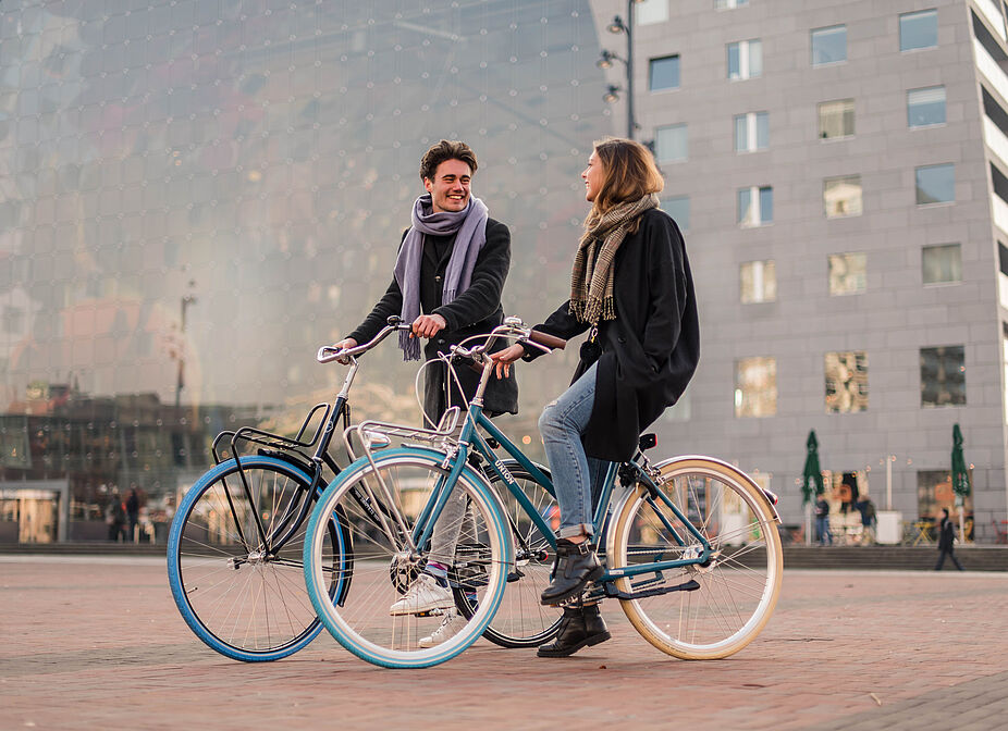 Swapfiets Zwei Personen auf Fahrrädern vom Anbieter Swapfiets